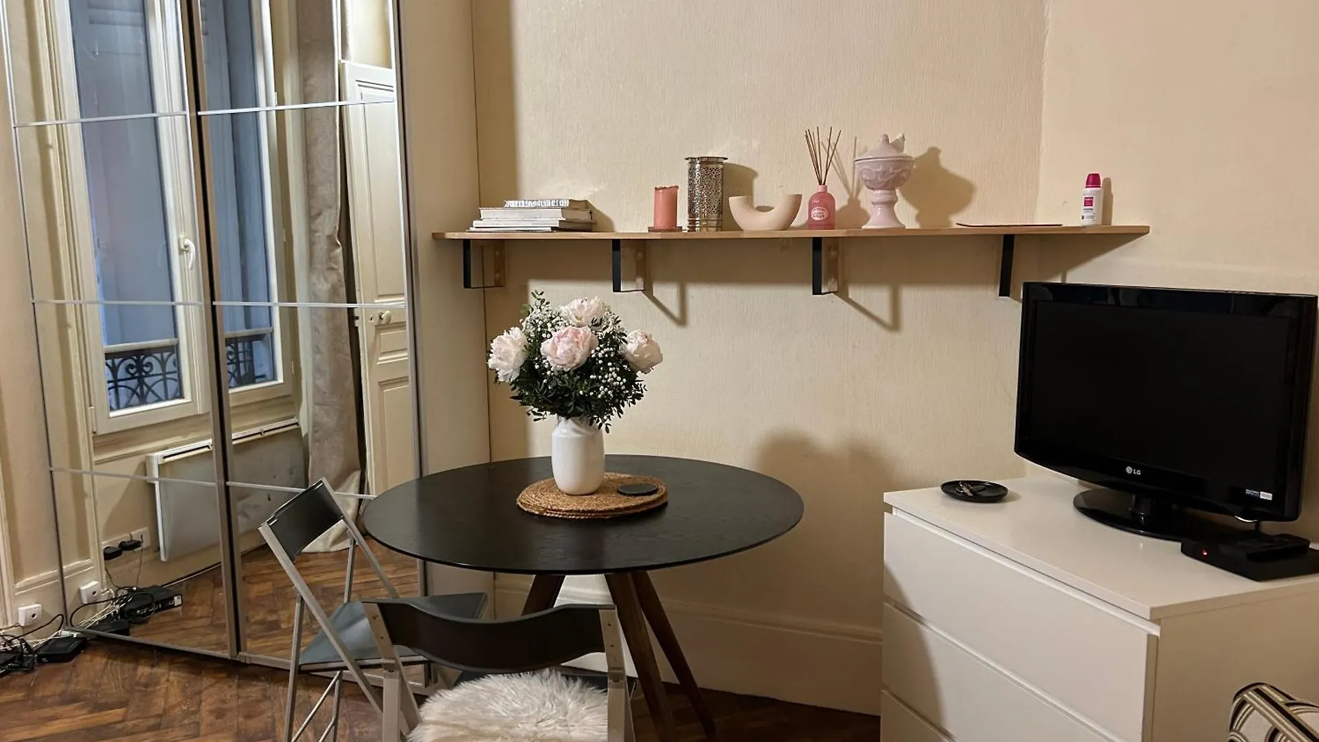 Typiquement Parisien Cosy Apartment Paris